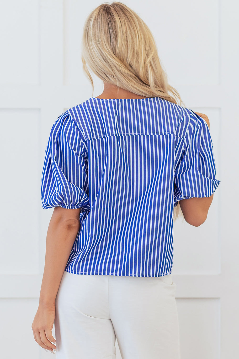Blouse a manches courtes bouffantes nouée sur le devant