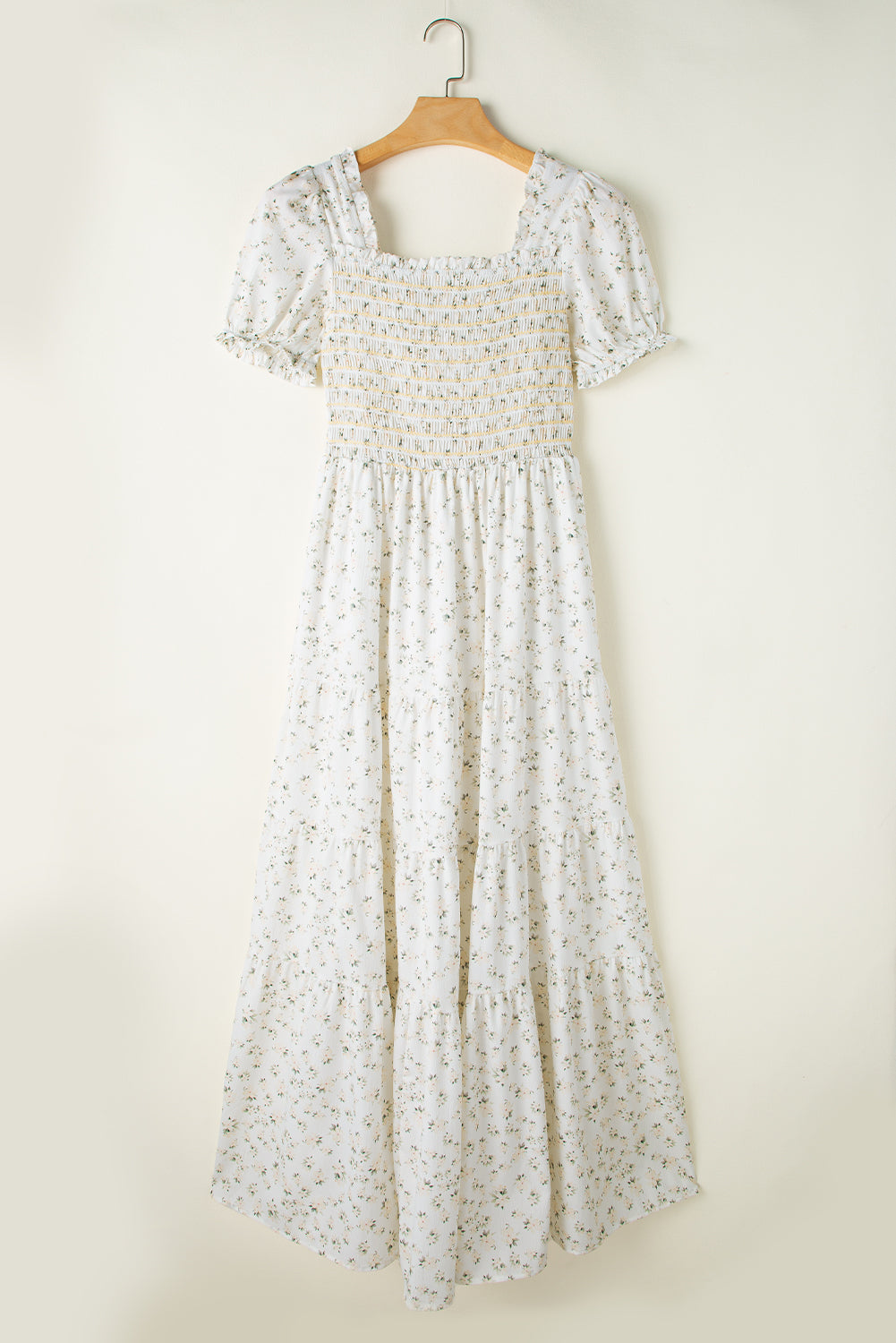 Robe longue florale à volants et corsage froncé à plusieurs niveaux