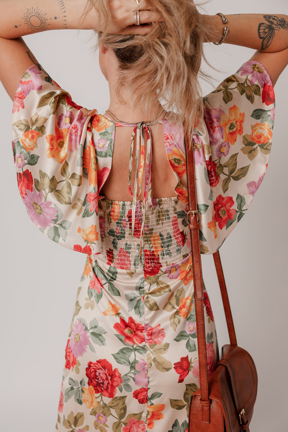 Robe longue fendue à fleurs vintage, col en V, manches courtes et lien au dos