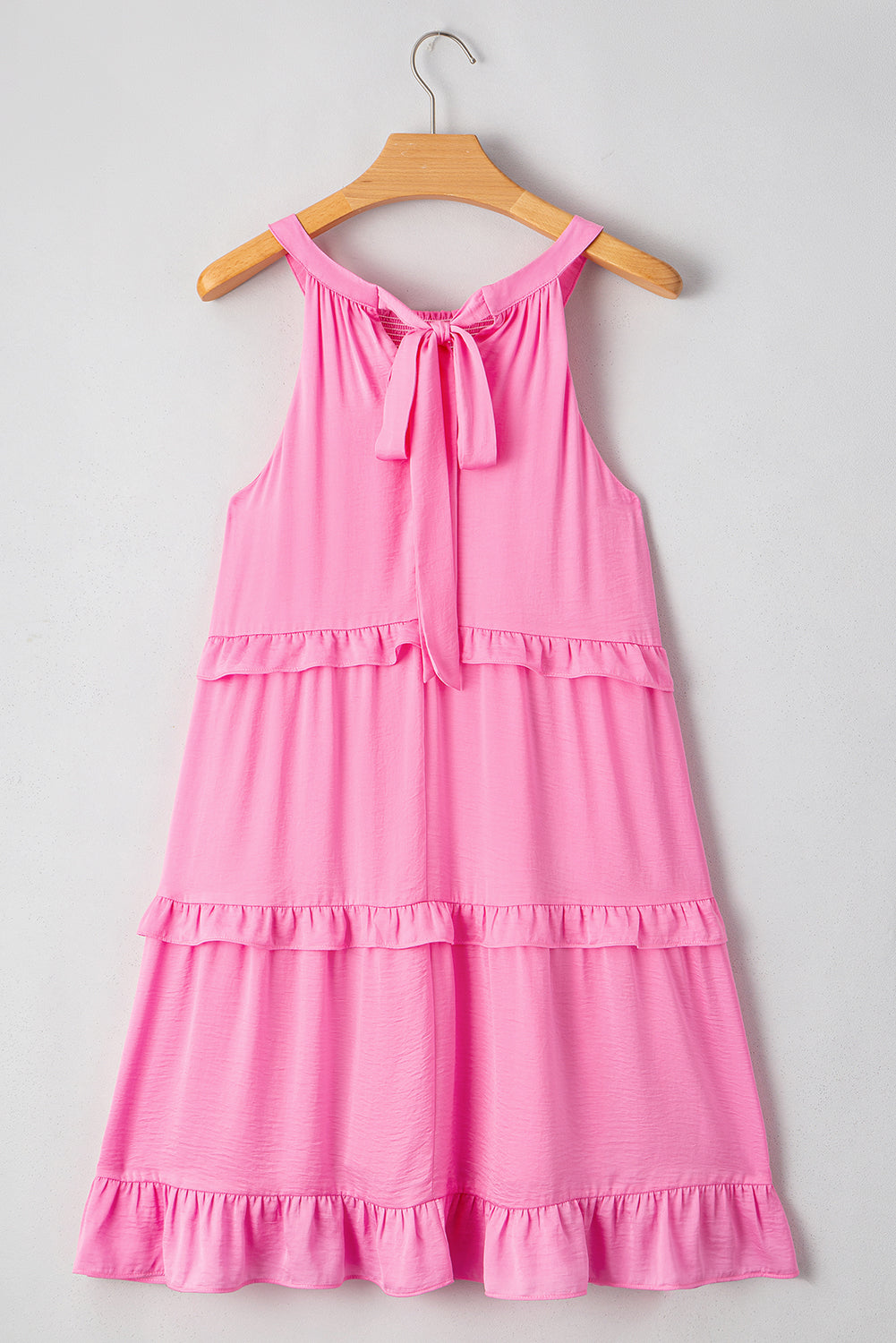 Mini-robe sans manches à volants et col smocké, dos noué