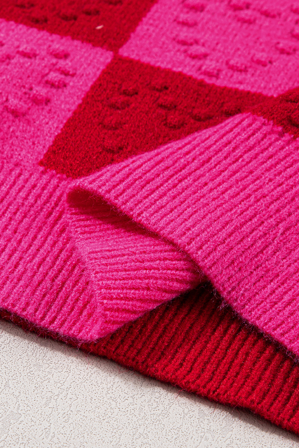 Pull texturé à motif à carreaux et détail cœur