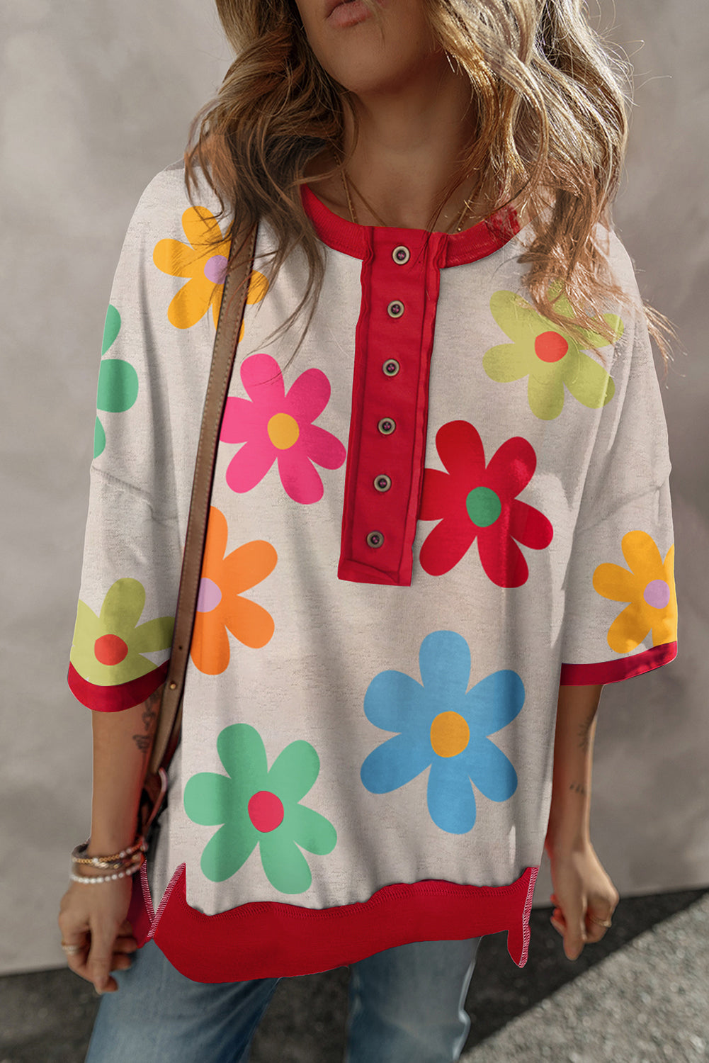 T-shirt a épaules tombantes et bordure contrastée avec œillets floraux