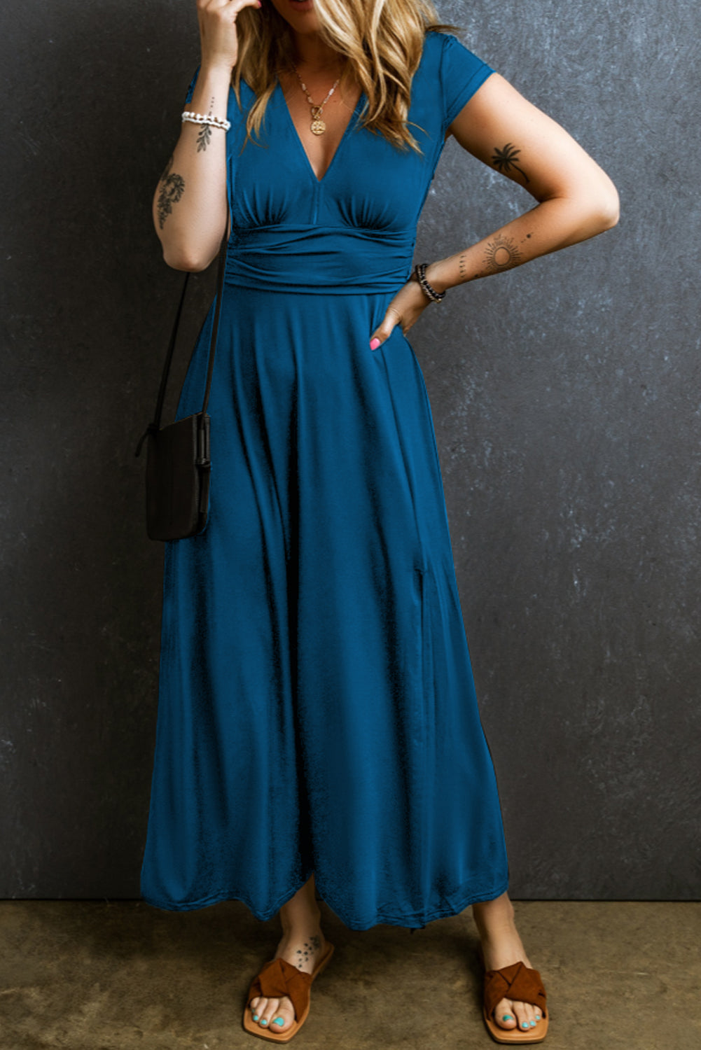 Robe longue froncée à manches courtes et taille haute à col en V