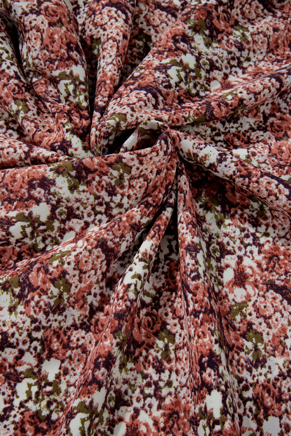 Robe midi a imprimé floral fendue sur le devant et volants a plusieurs niveaux et col en V
