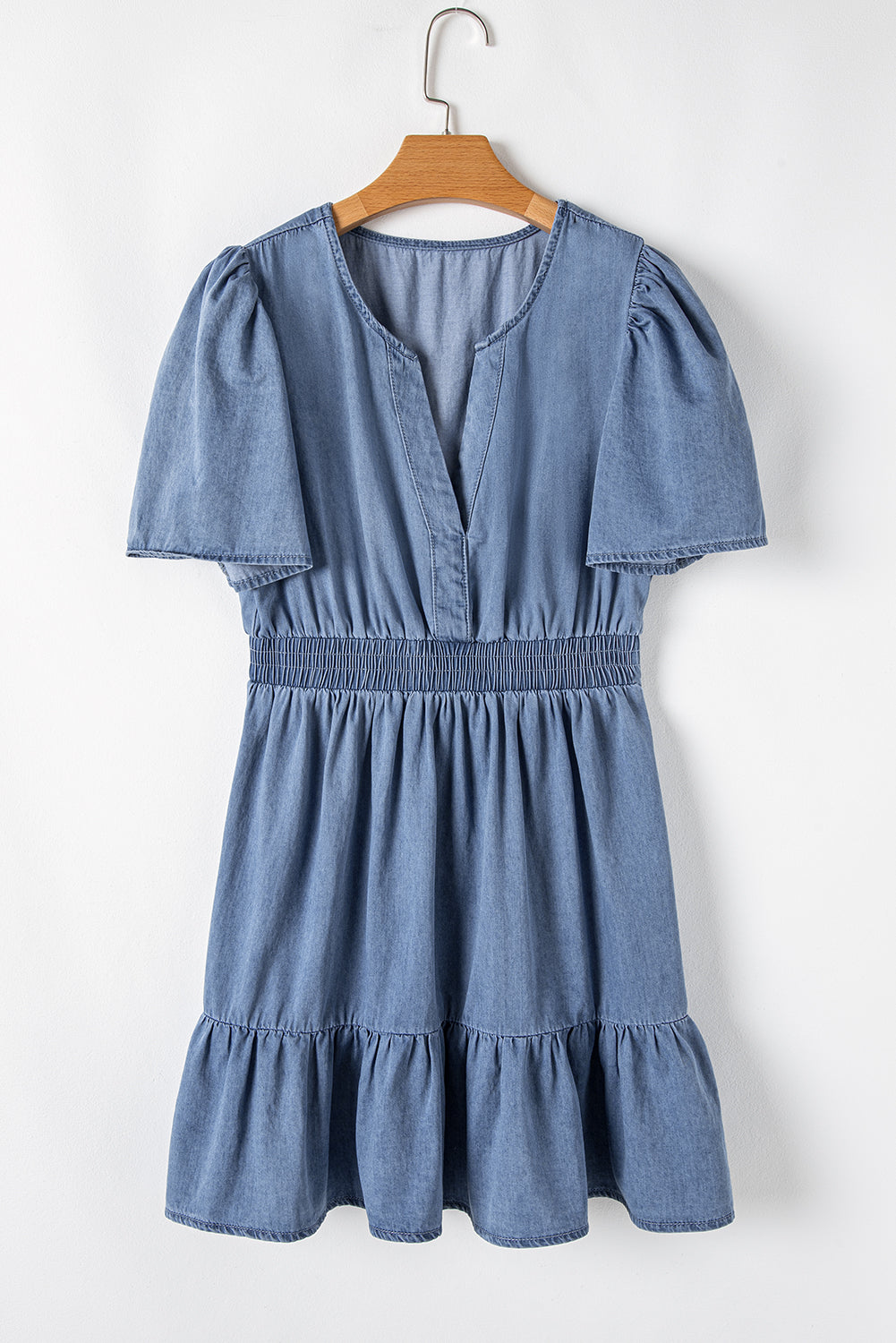 Mini-robe en jean taille haute à volants et col en V