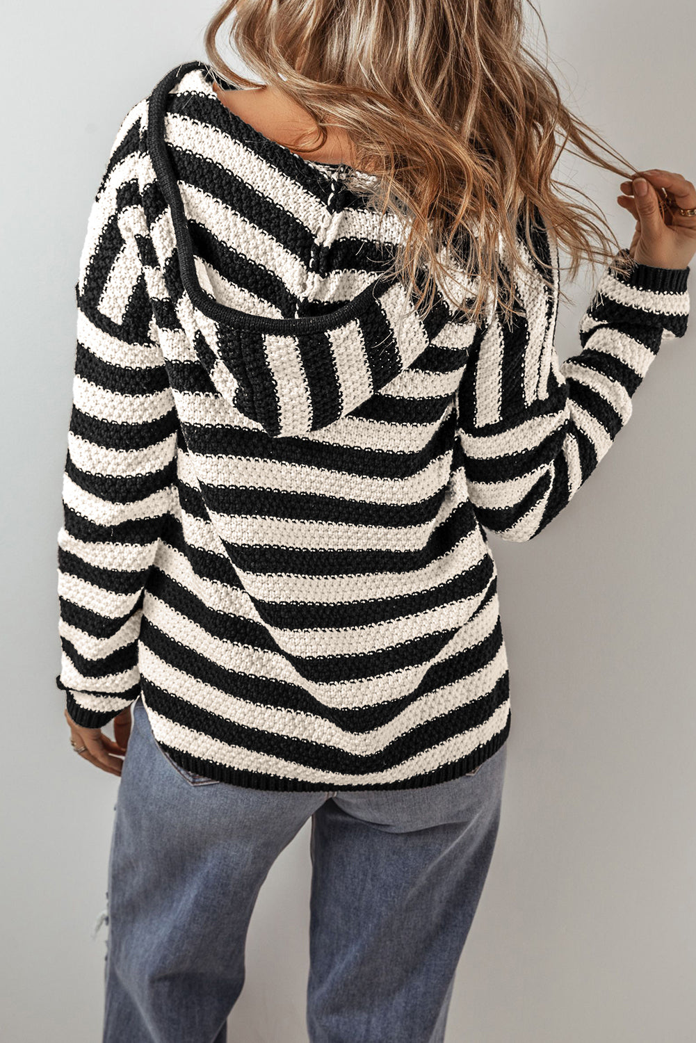 Pull a capuche avec poche et col en V