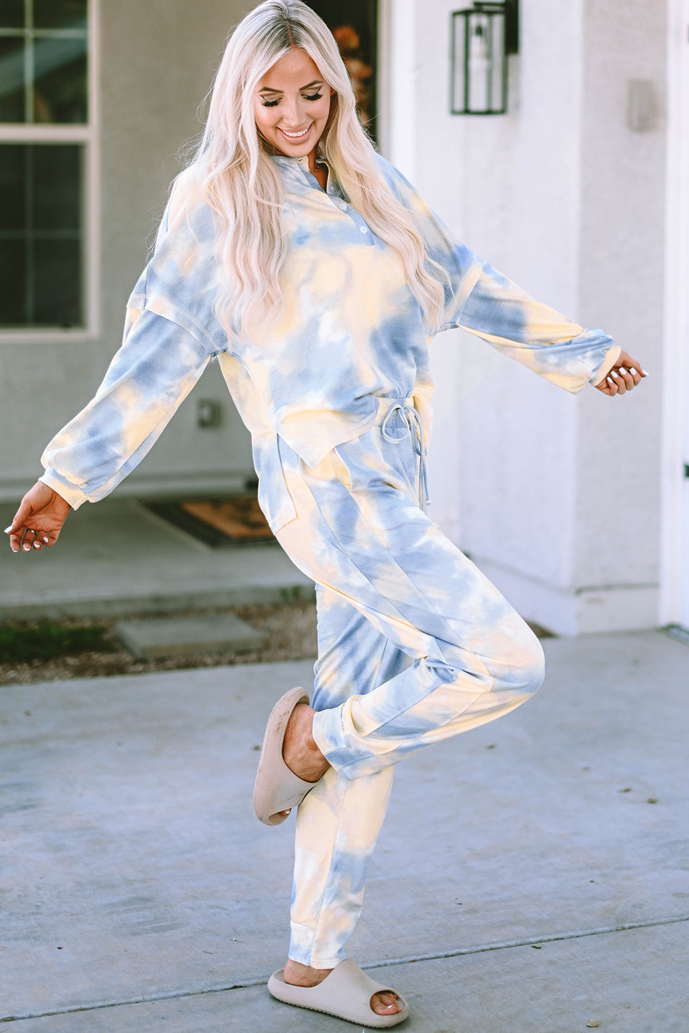 Tenue avec haut Henley tie-dye et pantalon à cordon de serrage