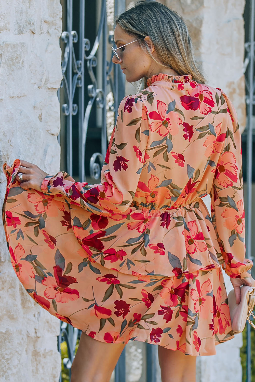 Robe florale à manches longues et col à volants rouge ardent avec volant