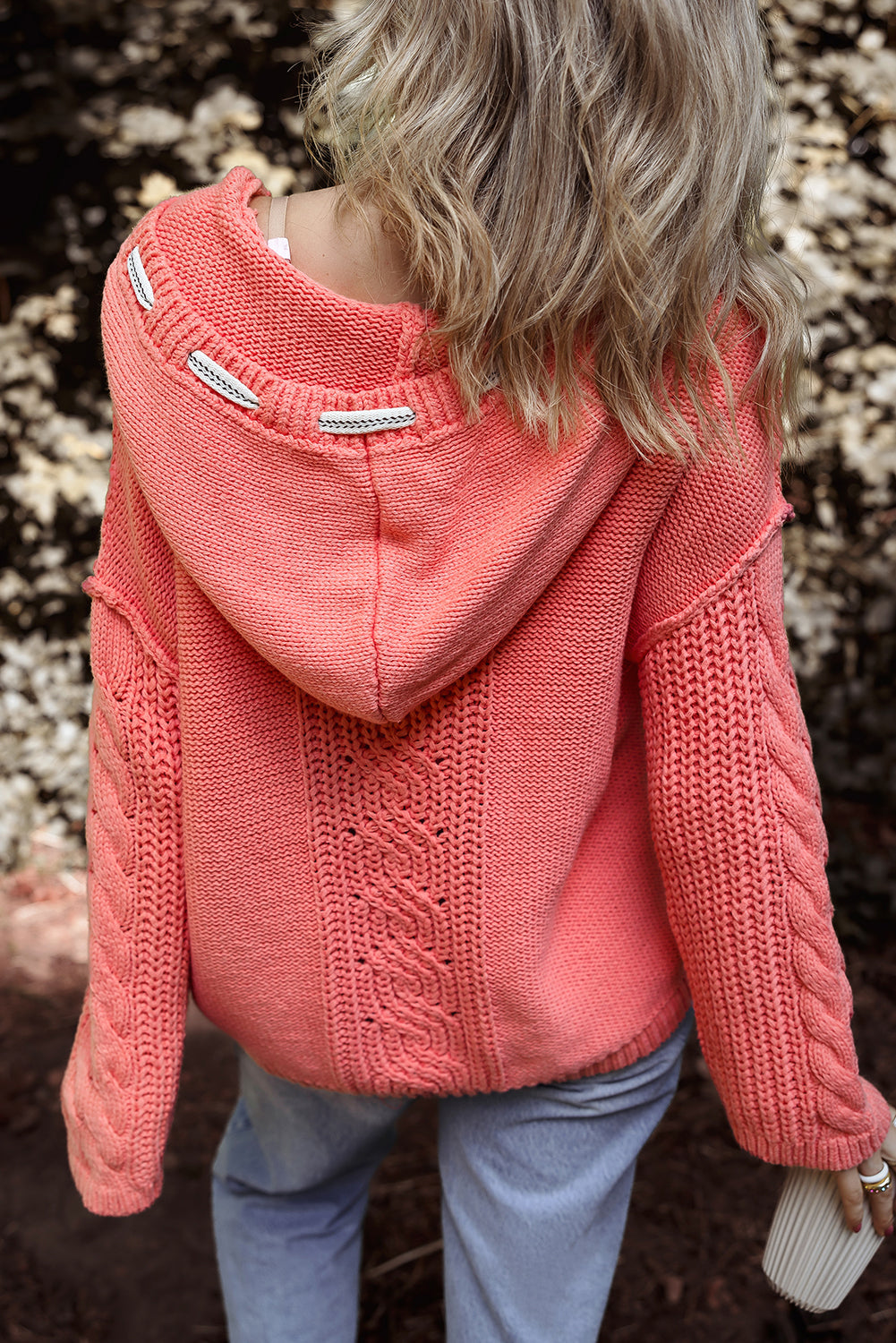 Pull à capuche en tricot torsadé avec col en V et cordon de serrage contrasté