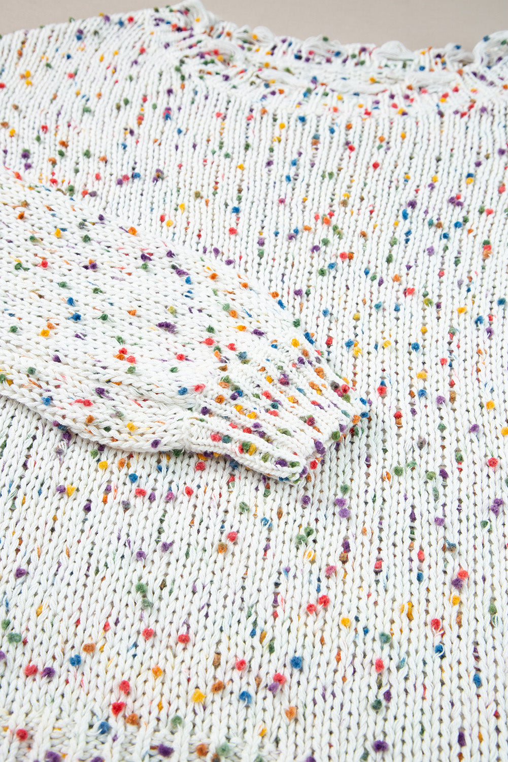 Pull en tricot vieilli à confettis colorés