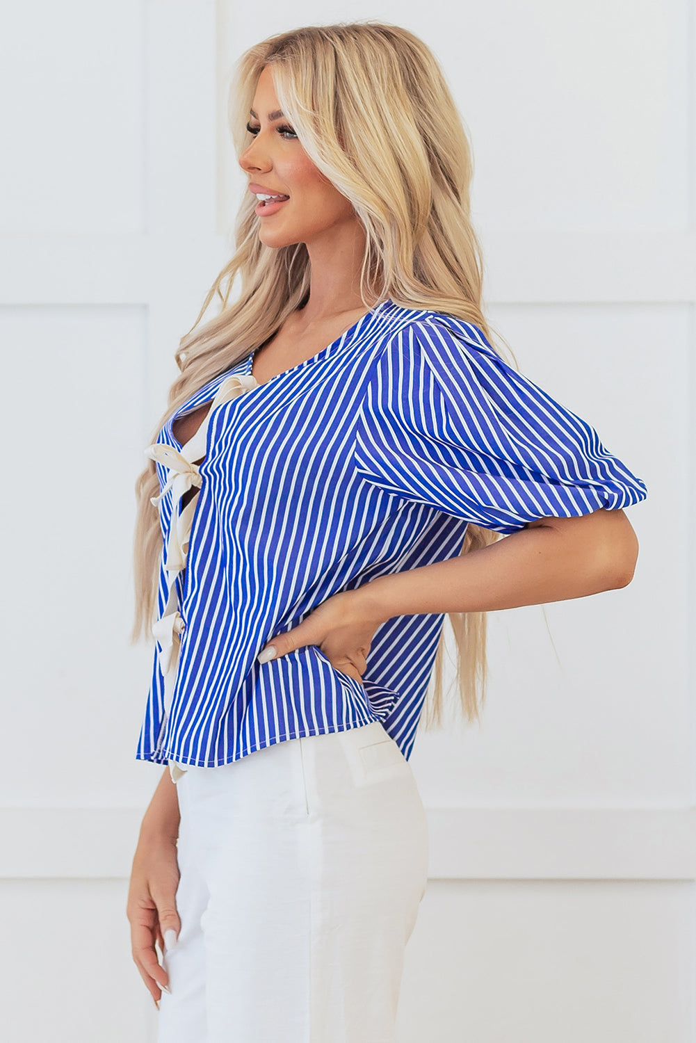 Blouse a manches courtes bouffantes nouée sur le devant