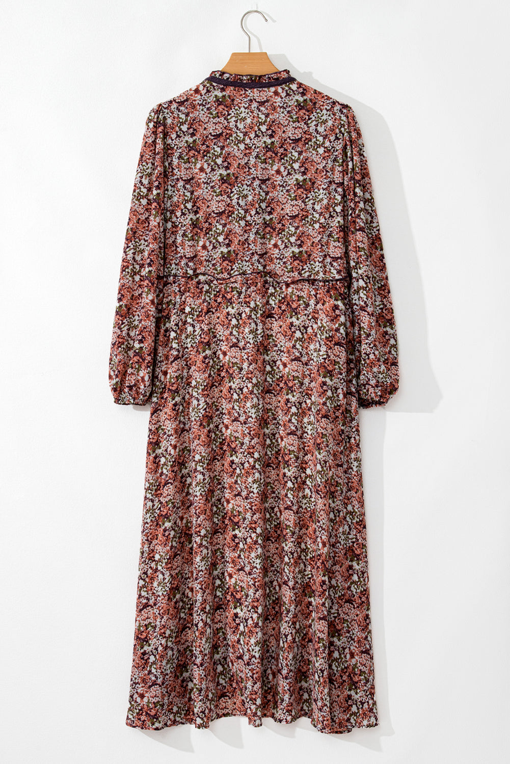 Robe midi a imprimé floral fendue sur le devant et volants a plusieurs niveaux et col en V