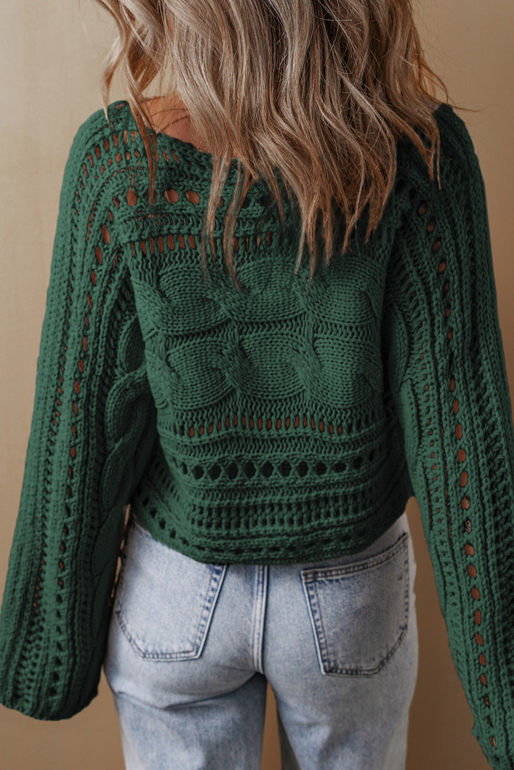 Pull court en tricot torsadé ajouré
