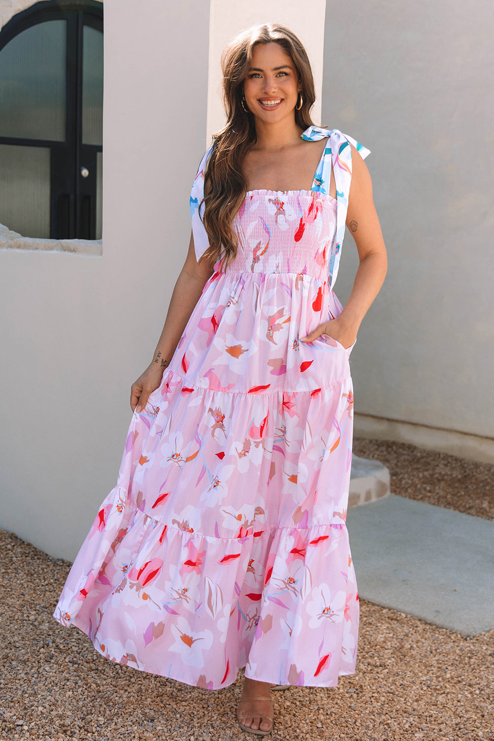 Robe longue smockée à imprimé floral et épaules nouées