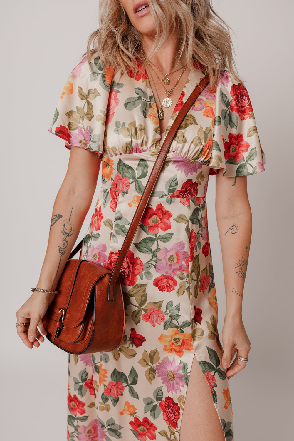 Robe longue fendue à fleurs vintage, col en V, manches courtes et lien au dos