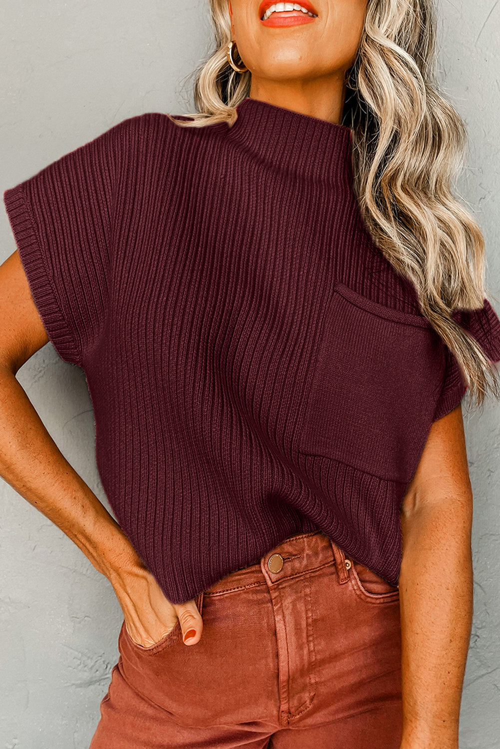 Pull a manches courtes en tricot côtelé avec poche plaquée