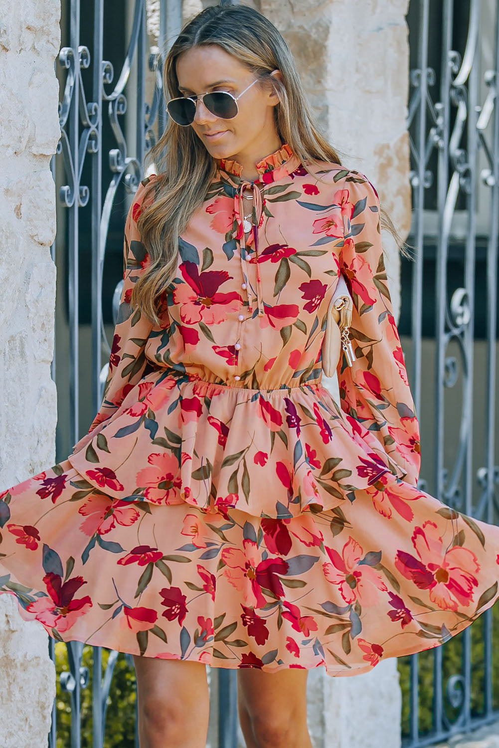 Robe florale à manches longues et col à volants rouge ardent avec volant