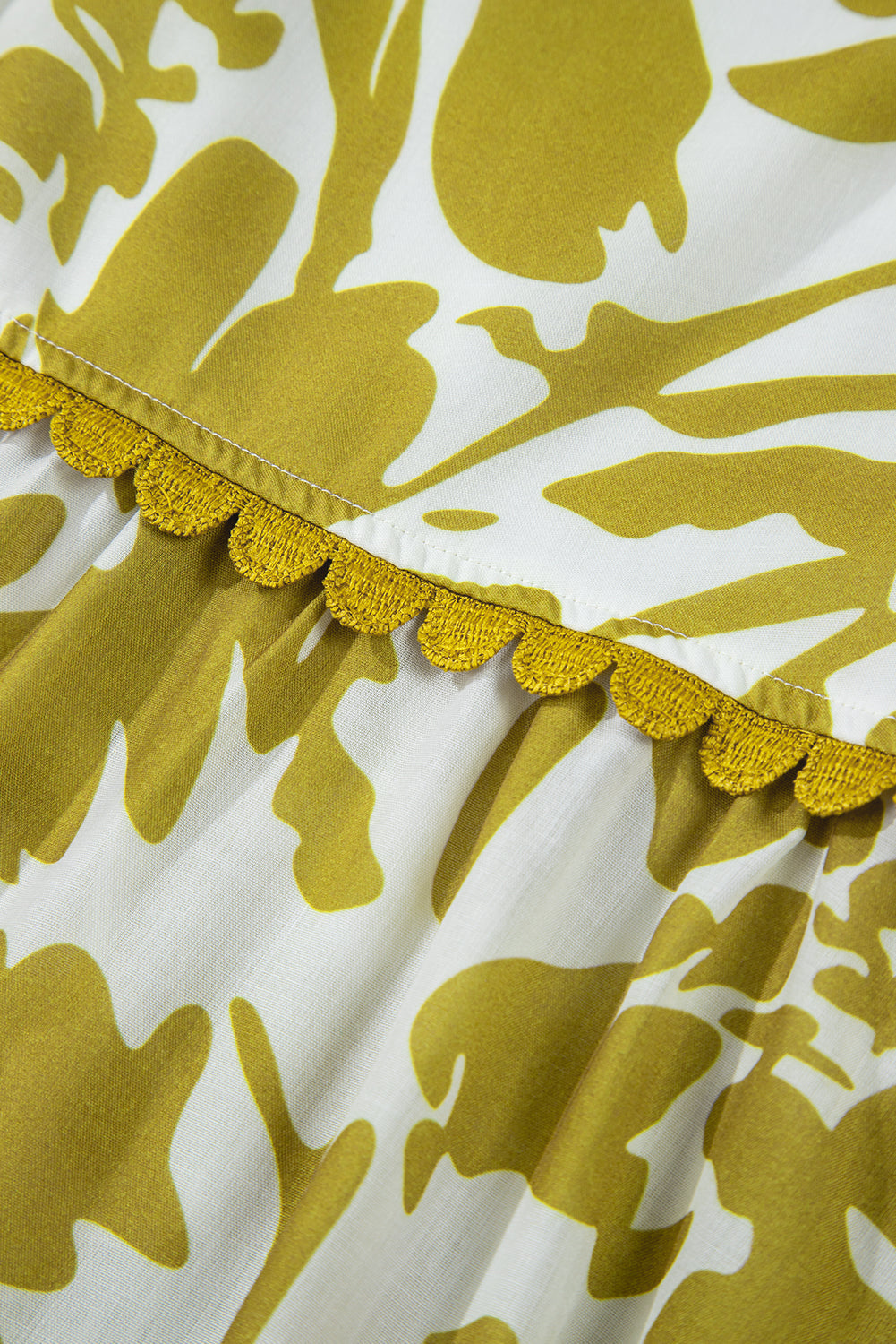 Robe longue fleurie taille haute à col carré et bordure festonnée