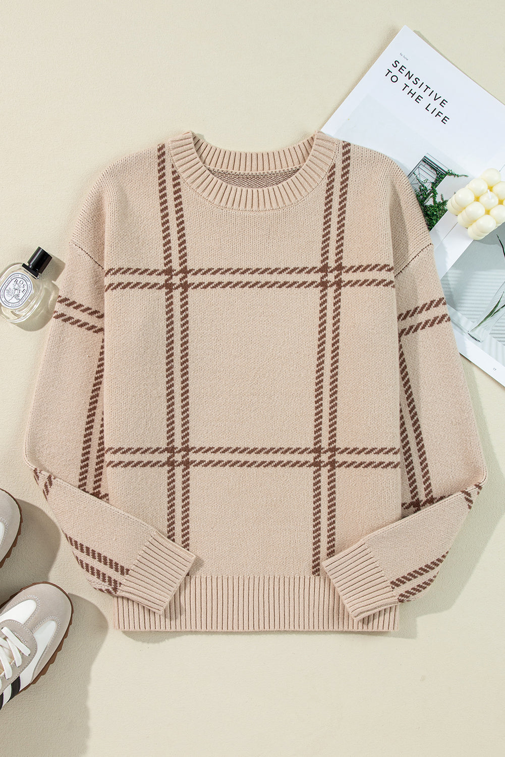 Pull tricoté a épaules tombantes et motif a carreaux