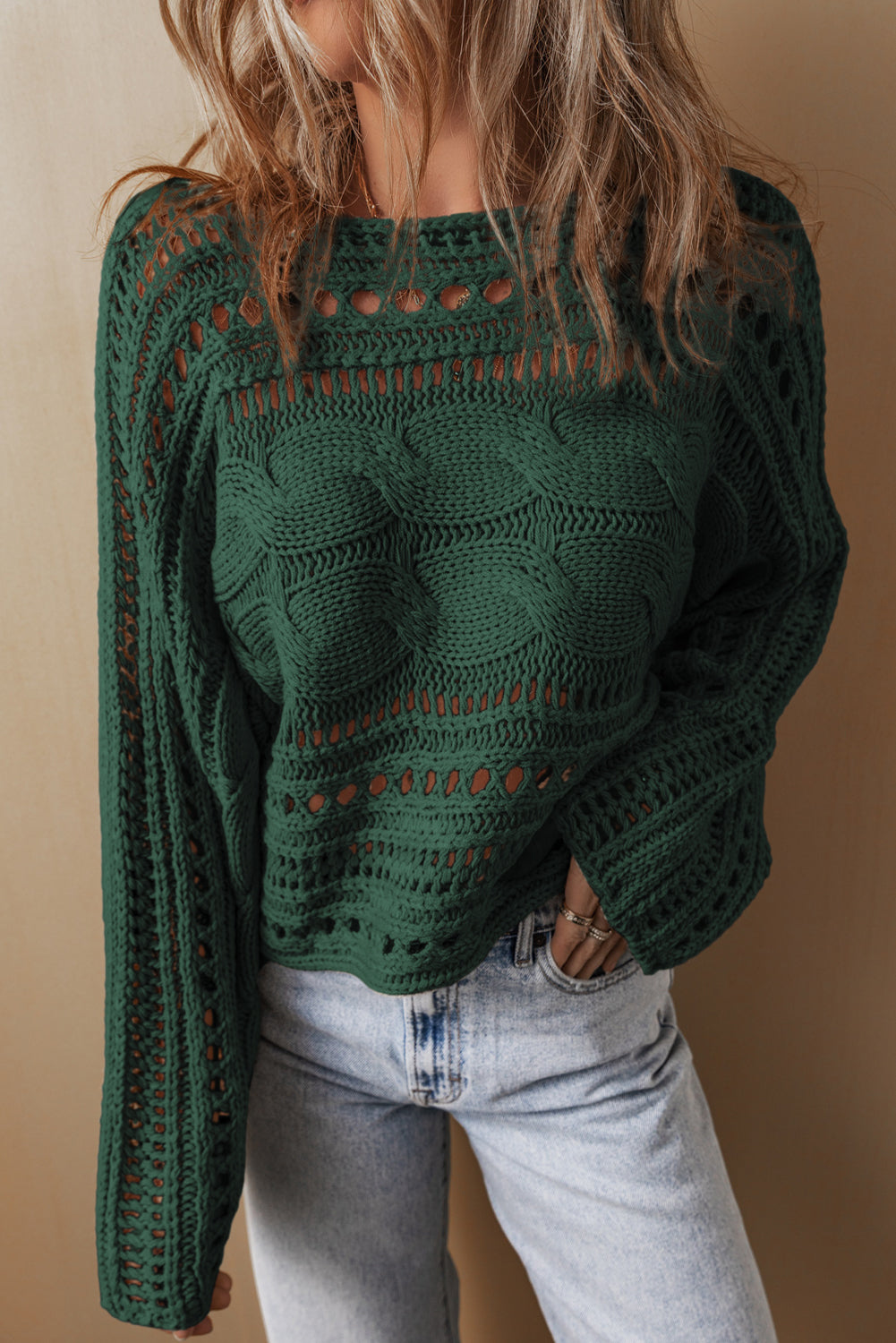 Pull court en tricot torsadé ajouré