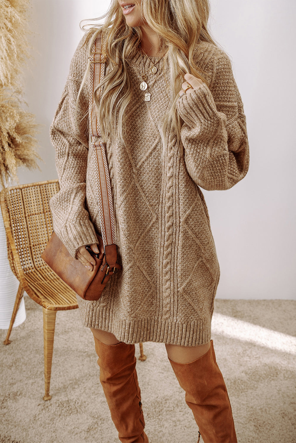 Robe pull coupe ample en tricot torsadé a épaules tombantes