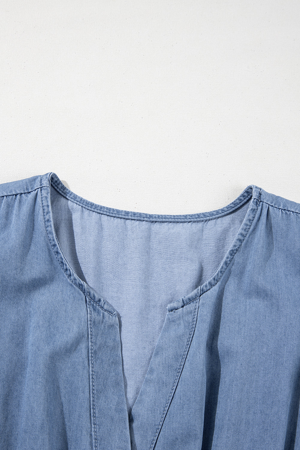 Mini-robe en jean taille haute à volants et col en V