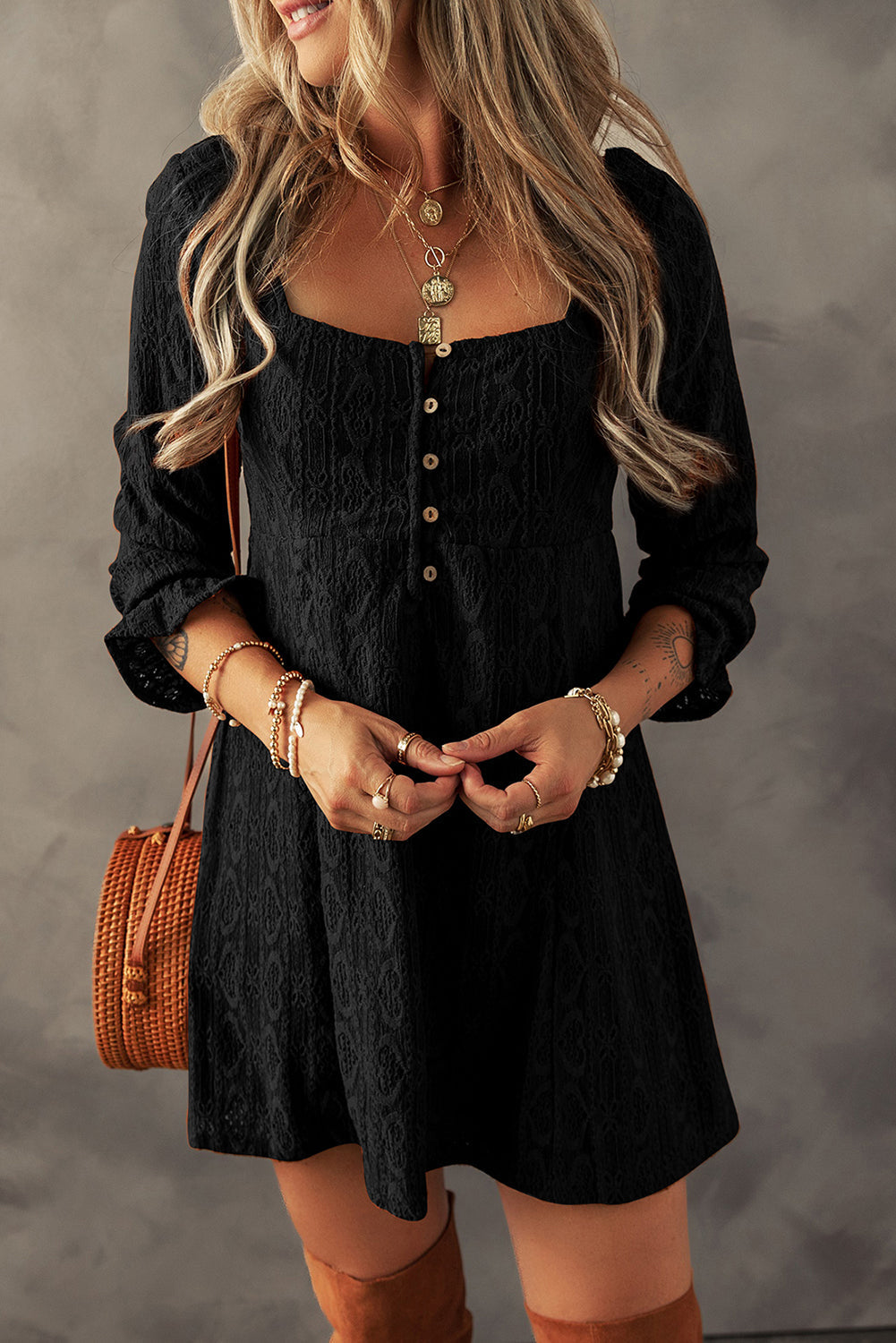 Mini-robe droite boutonnée en dentelle au crochet et col carré