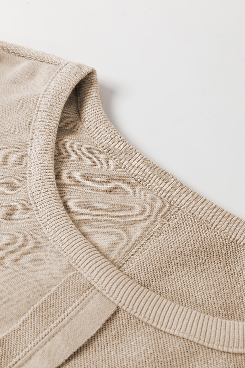 Sweat-shirt en tricot au crochet avec coutures apparentes et bordure côtelée