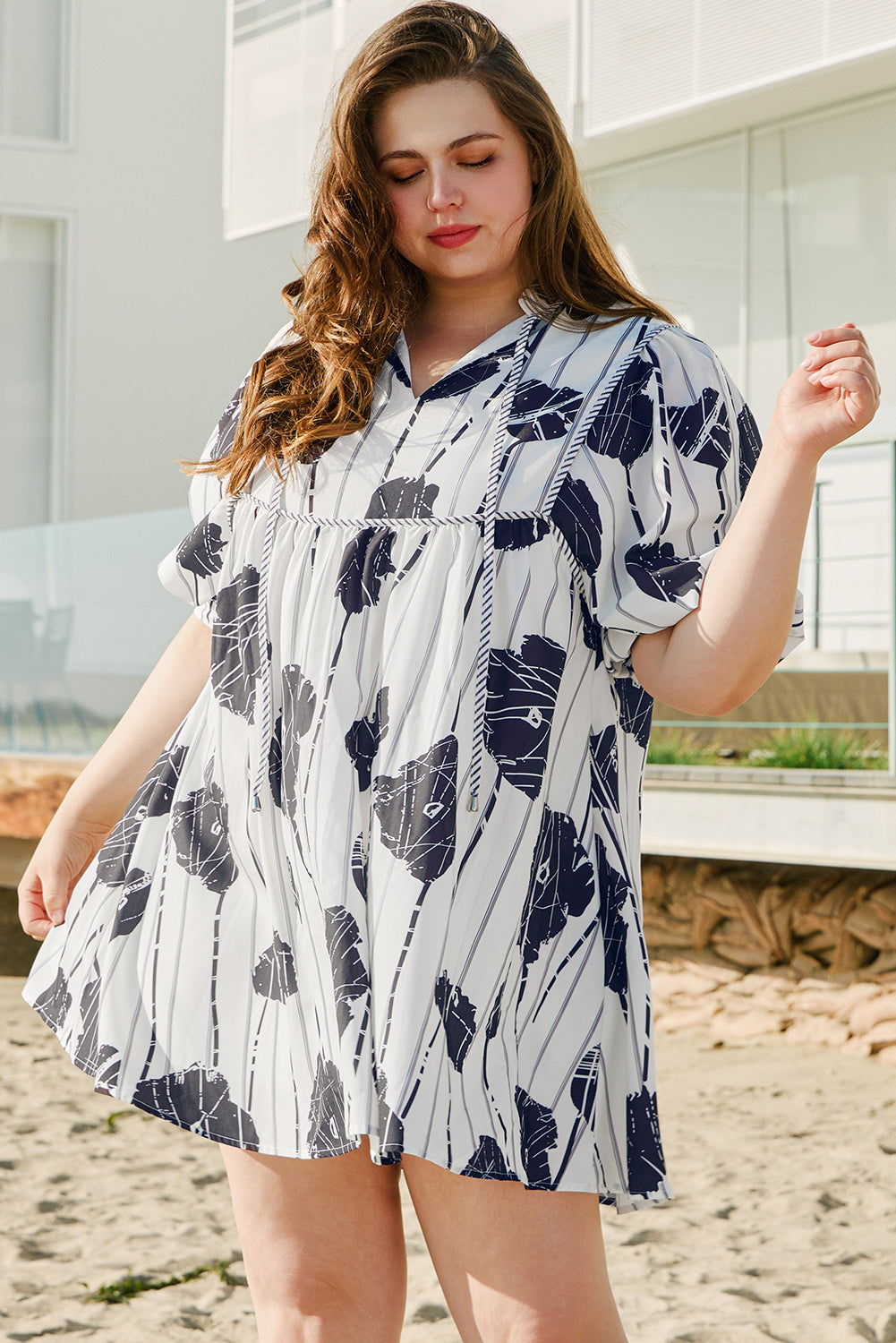 Robe courte fleurie grande taille à manches 3/4 bouffantes et col à lacets