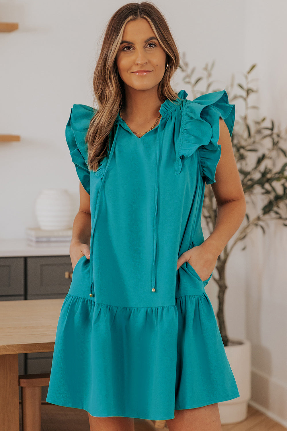 Mini-robe à manches volantées et poches