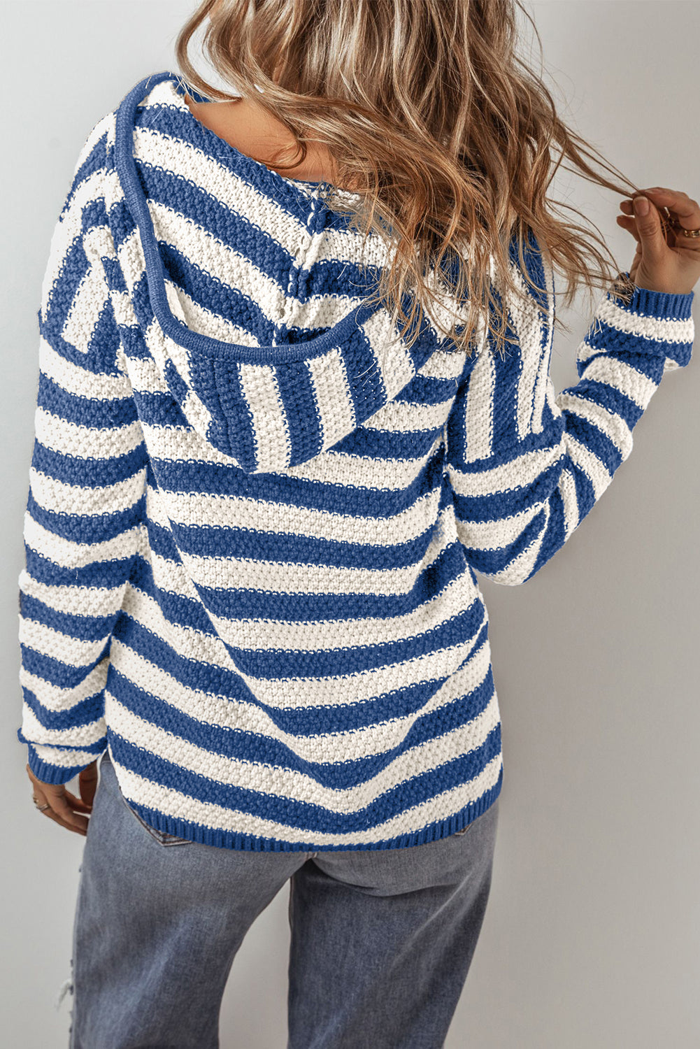Pull a capuche avec poche et col en V