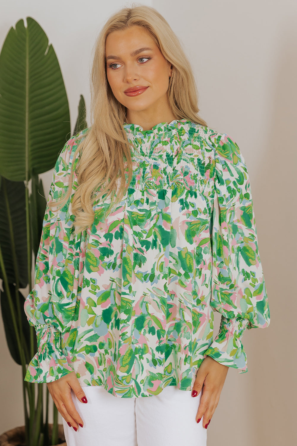 Blouse froncée a col montant et manches volantées imprimées de feuilles