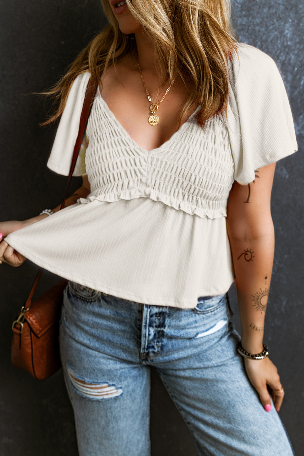 Blouse texturée froncée à col en V et manches courtes flottantes