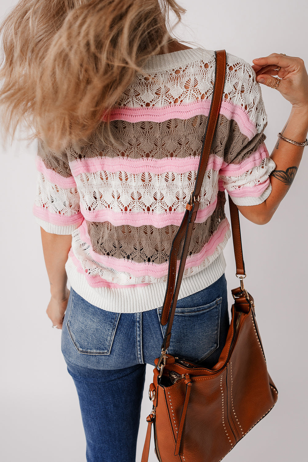 Pull a manches mi-longues en crochet ajouré avec blocs de couleurs