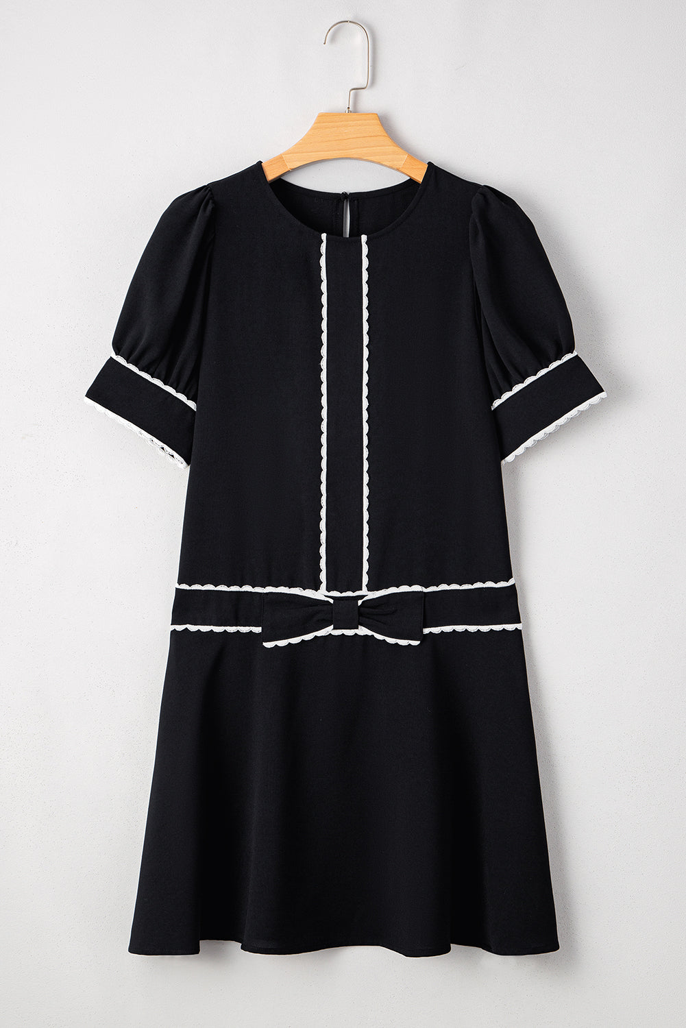 Robe droite à manches mi-longues et bordure festonnée contrastée avec nœud