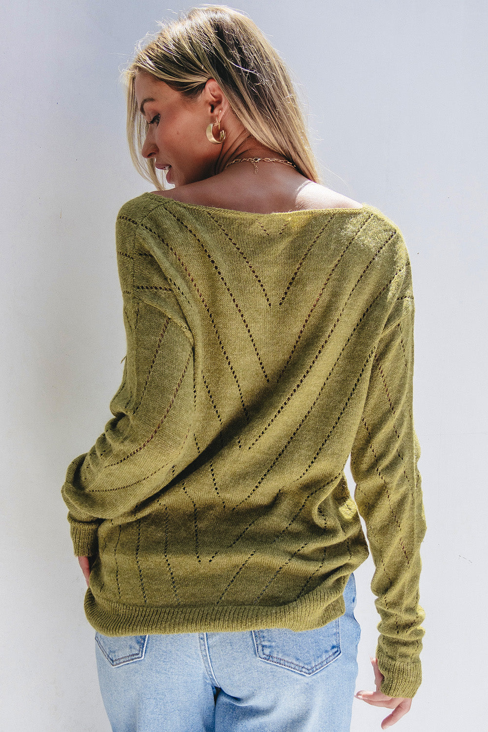 Pull uni à col en V et épaules tombantes avec œillets