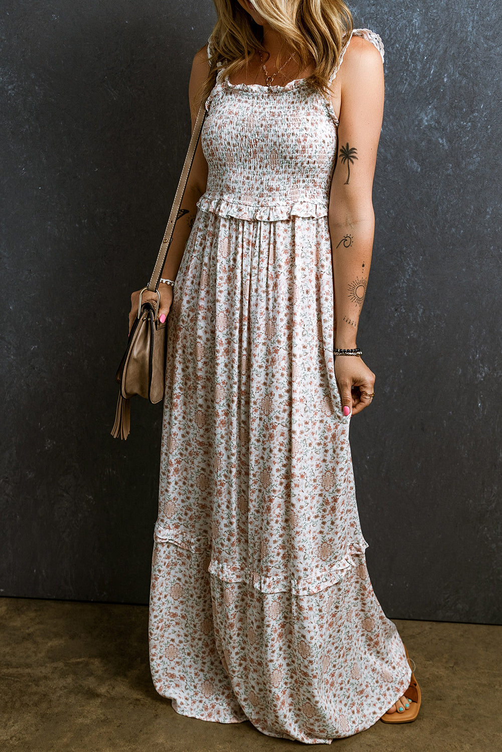 Robe longue florale froncée à bretelles et à volants en dentelle