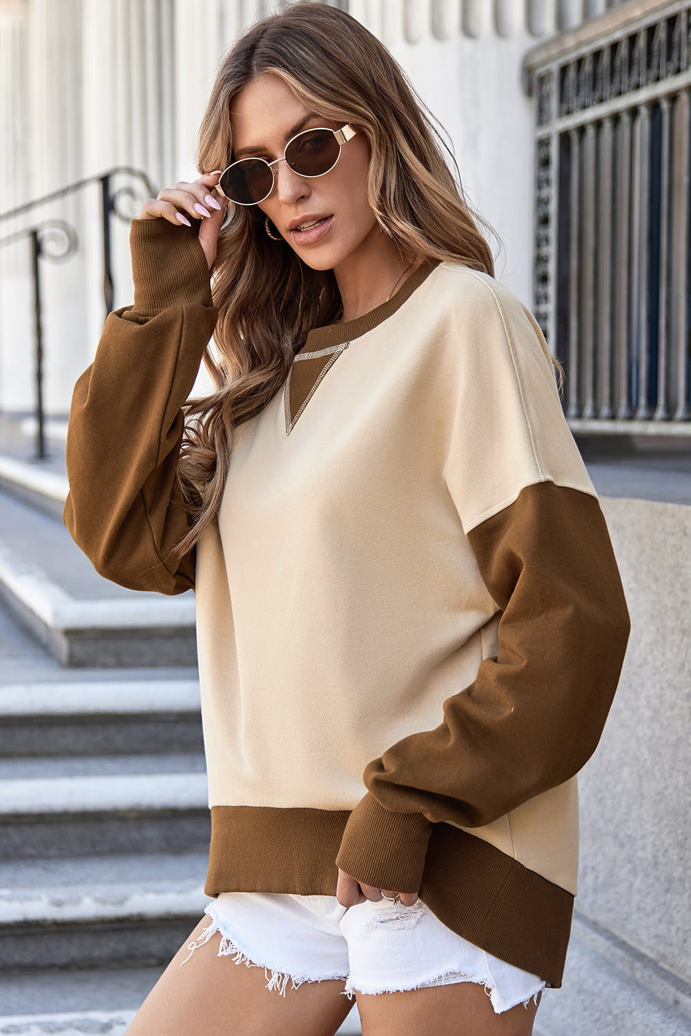Sweat-shirt a épaules tombantes et manches avec trou pour le pouce en bloc de couleur