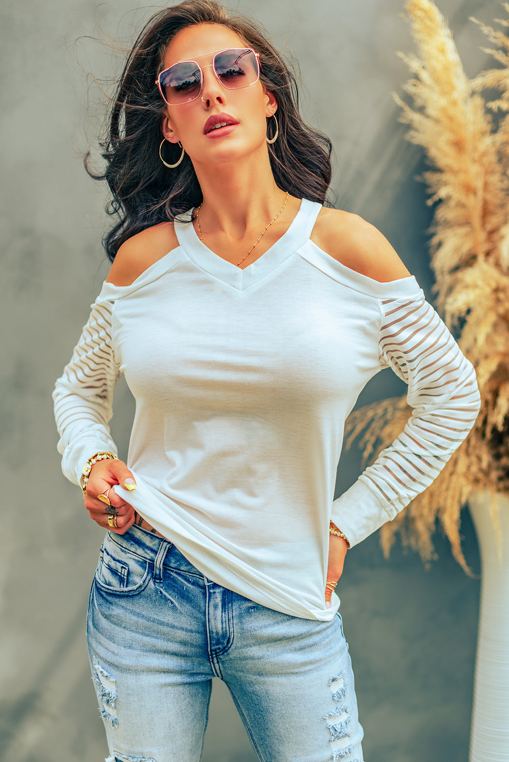 T-shirt à manches longues et découpes à rayures en maille et épaules dénudées