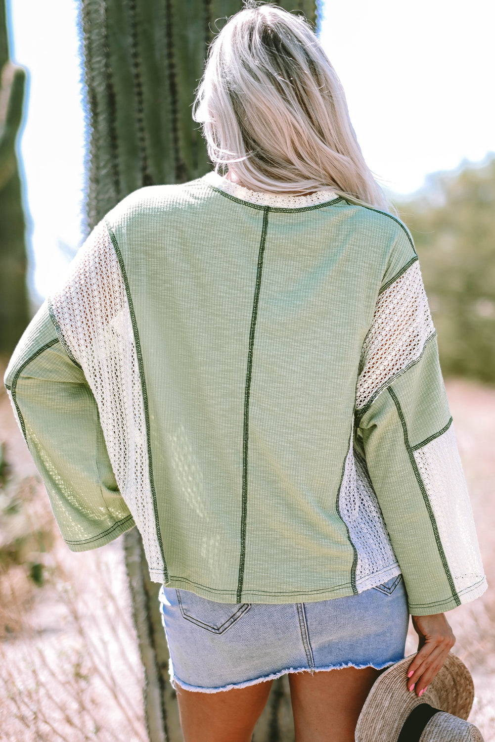 Haut ample haut bas avec détails en crochet et coutures apparentes