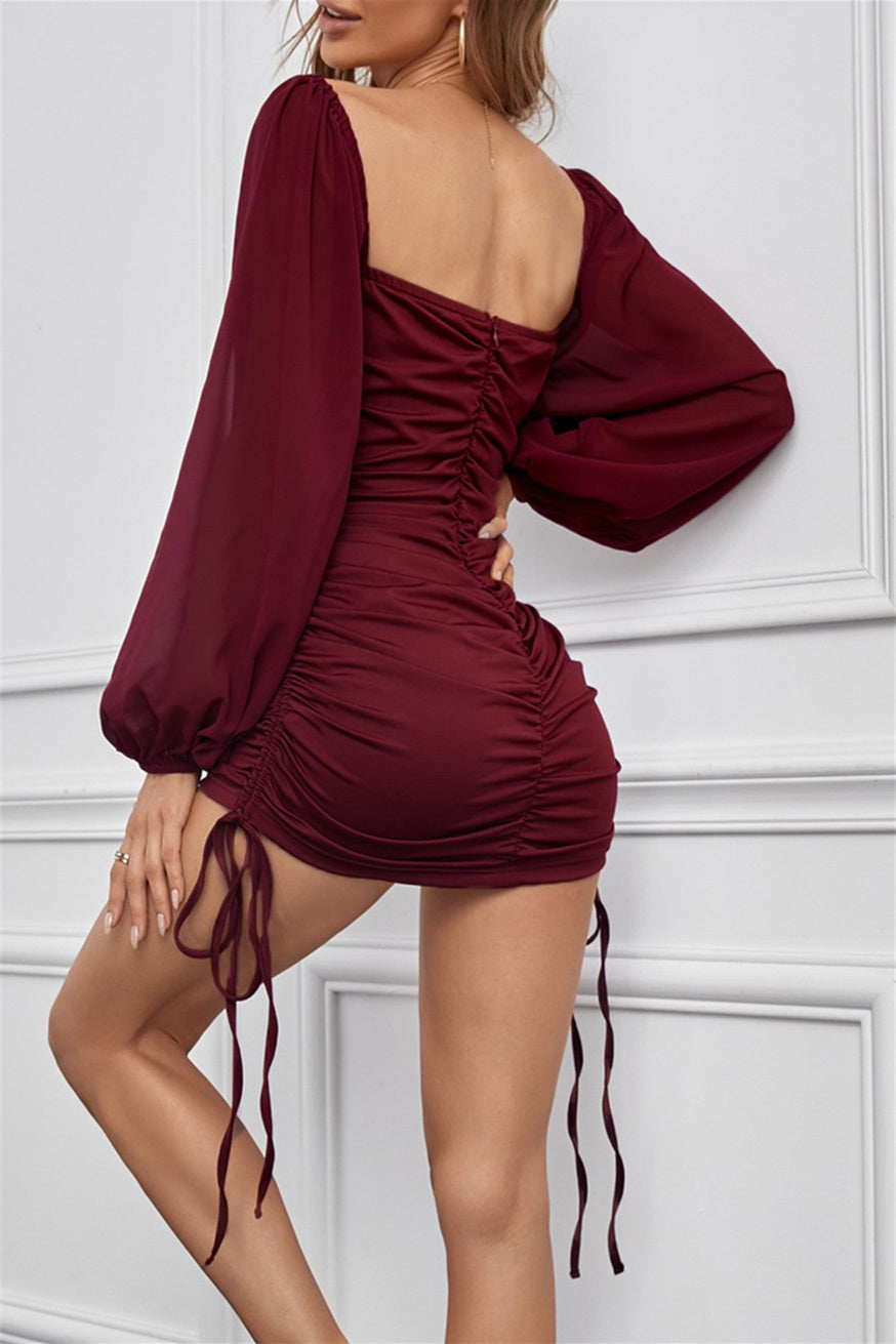 Robe Cocktail Courte Moulante Rouge Col Carre Manches Longues
