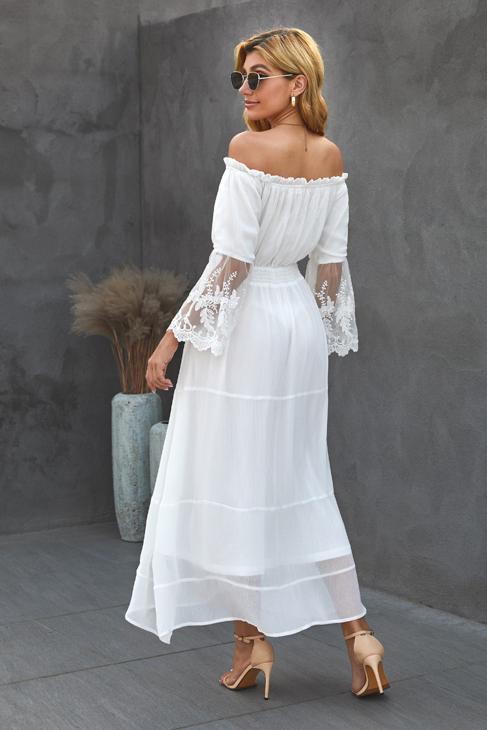 Robe Longue Dentelle Blanche Chic Brodee Manches Evasees Epaules Denudees